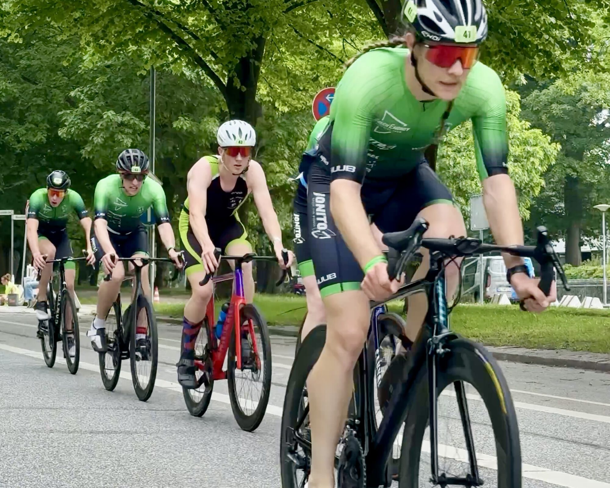 Das Green Energy Triathlon Team auf der Radstrecke beim 7 Türme Triathlon