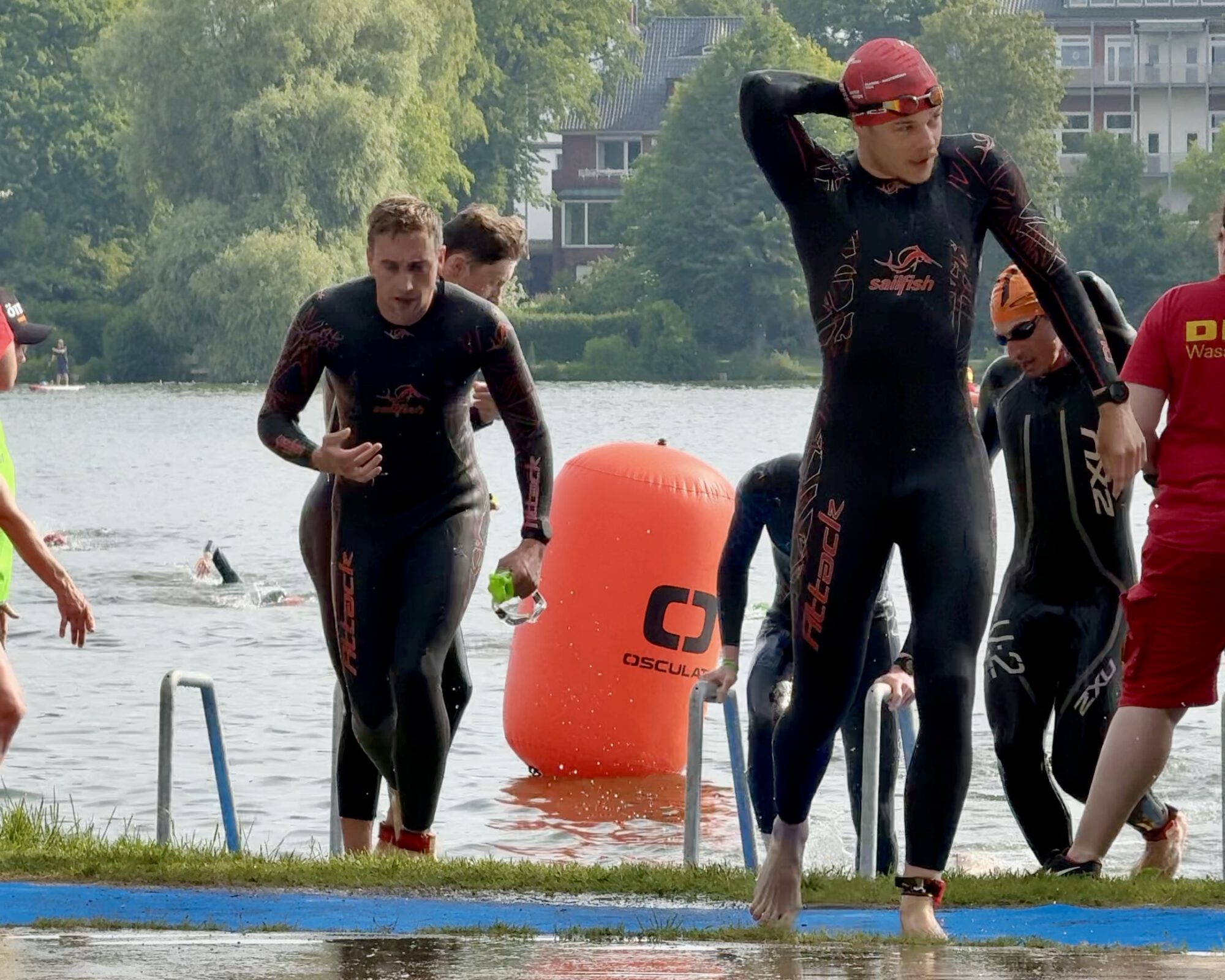 Das green Energy Triathlon Team kommt beim 7 Türme Triathlon aus dem Wasser