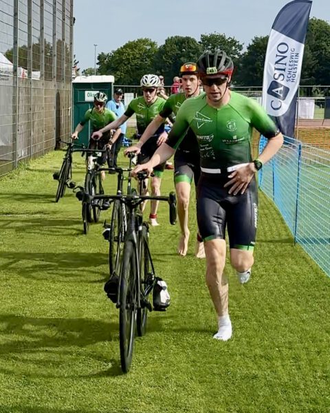Das Green Energy Triathlon Team verlässt beim 7 Türme Triathlon die Wechselzone in Richtung Radstrecke