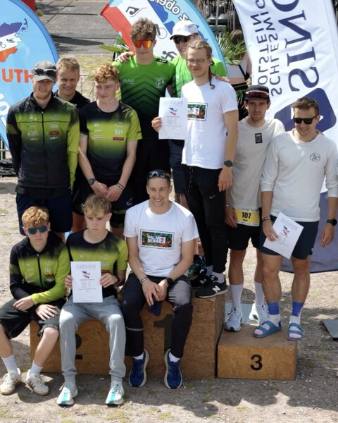 WAAGWERKE Athleten Green Energy auf dem Siegerpodest beim Triathlon in Geesthacht
