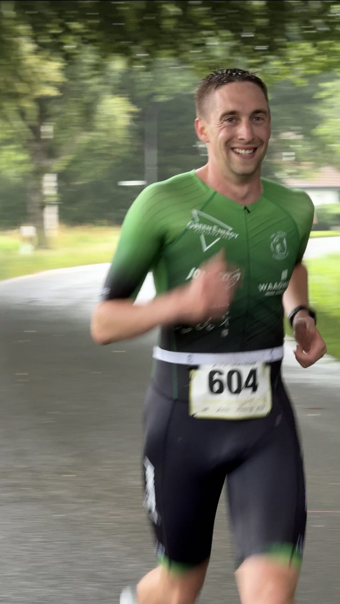 Stefan Laux auf der Laufstrecke beim SCI Triathlon in Schenefeld. Sein Blick zeigt schon das Siegerlächeln.