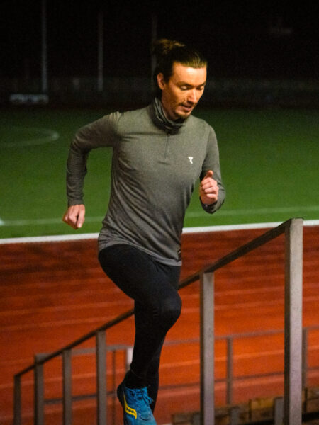 Tobias von WAAGWERKE auf dem Sportplatz beim Lauftraining während dem Treppe hoch laufen