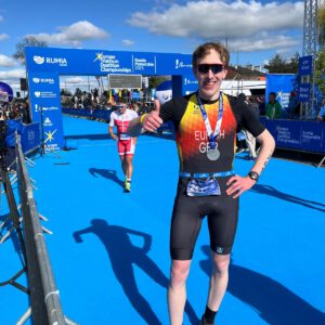 Benjamin Eurich ist im Ziel der Duathlon Europameisterschaft und freut sich über den 4. Platz in seiner Altersklasse.