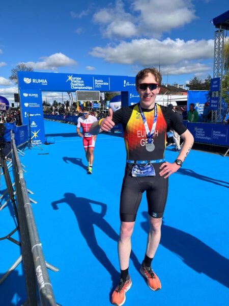Benjamin Eurich ist im Ziel der Duathlon Europameisterschaft und freut sich über den 4. Platz in seiner Altersklasse.