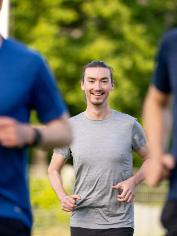 lauftraining-waagwerke-tobias-spaß-laufen Tobias von WAAGWERKE beim Laufen während des kostenlosen Lauftrainings in Lübeck.