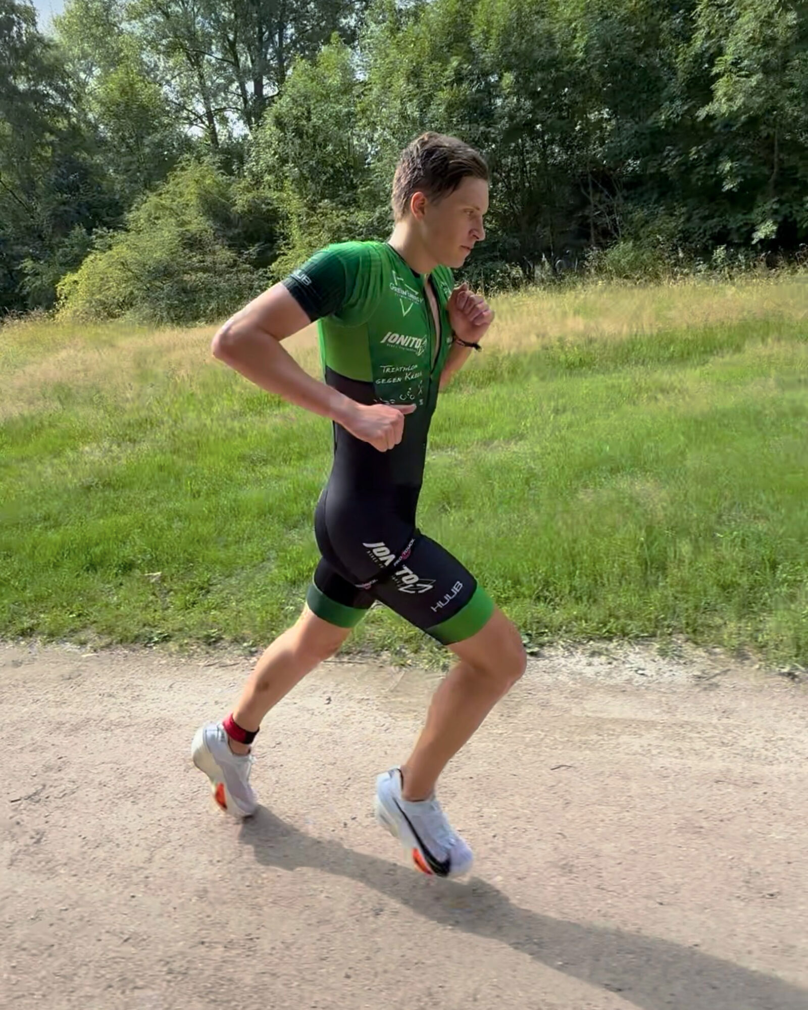 WAAGWERKE Athlet Pavel Läuft zum Sieg beim Triathlon in Geesthacht