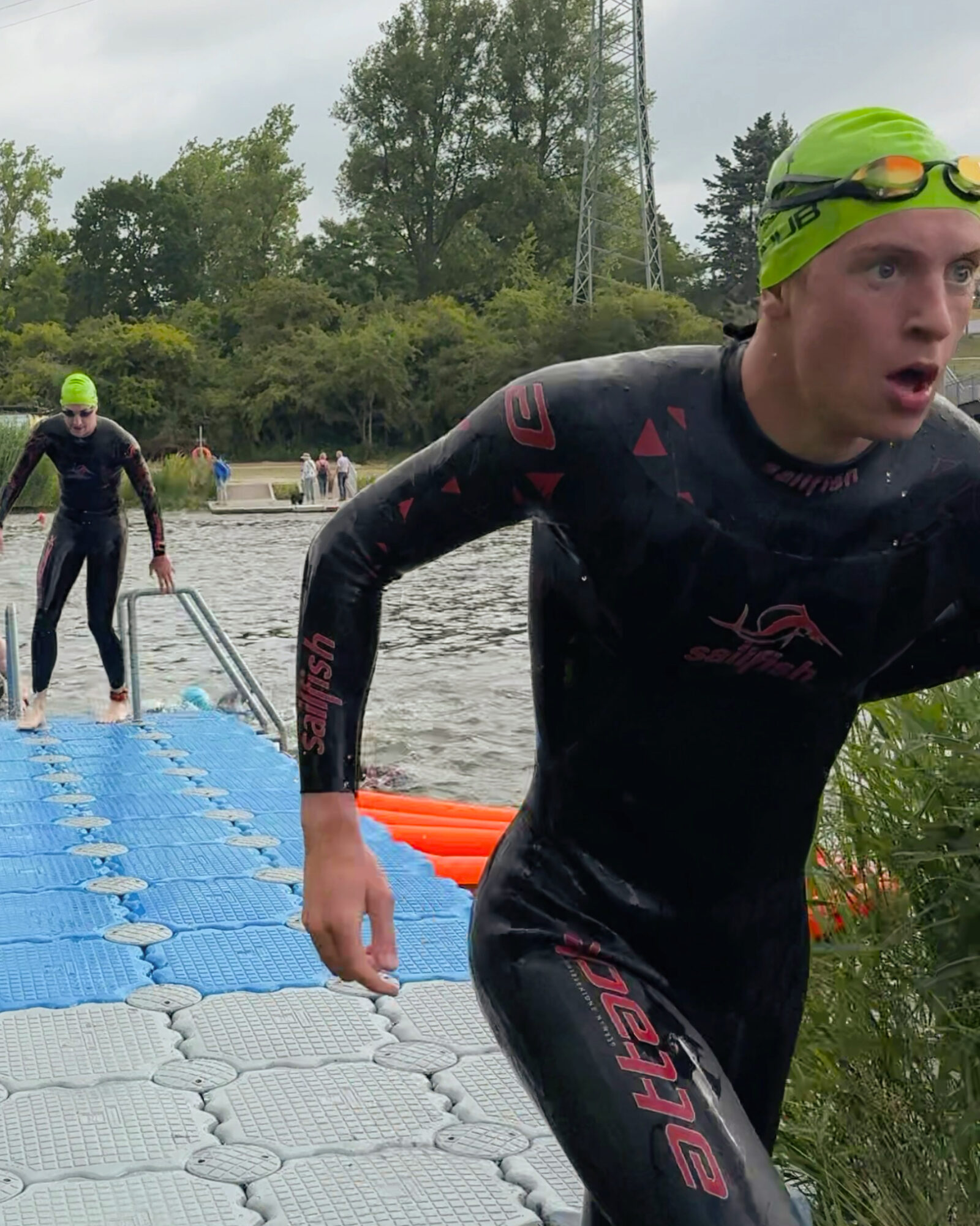 Pavel beim Schwimmausstiegt mit Verfolger Stefan WAAGWERKE Athleten
