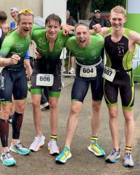 Jubel im Ziel beim SCI Triathlon in Schenefeld. Green Energy siegt erneut.
