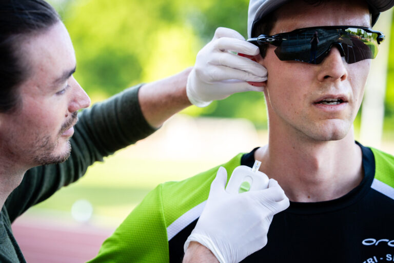 Tobias von WAAGWERKE nimmt bei einem seiner Athleten einen Laktattest, um zu überprüfen, ob der Training in den richtigen Leistungsbereichen stattfindet.