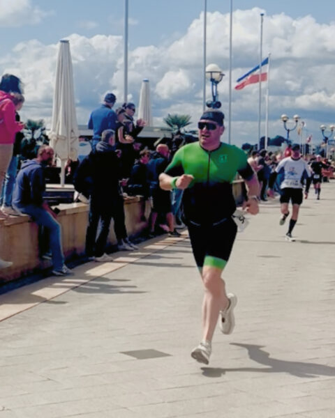 Michael Korn beim Zieleinlauf seines ersten Halbmaratons beim Sun Run in Grömitz
